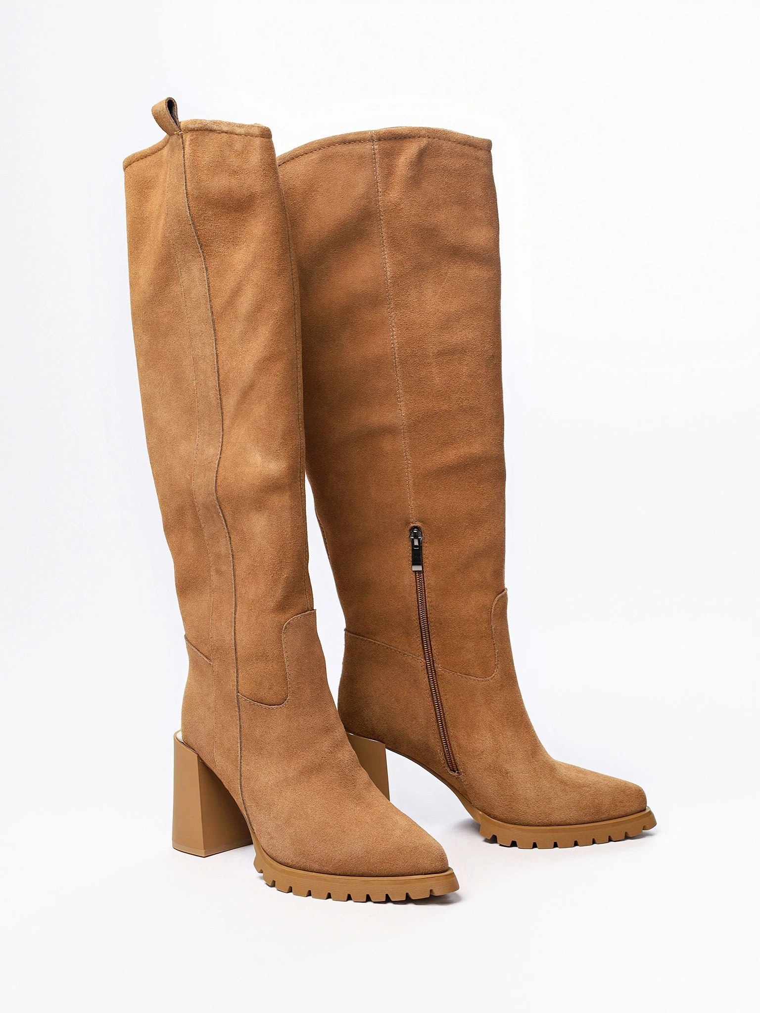 Сапоги коричневого цвета на высоком каблуке